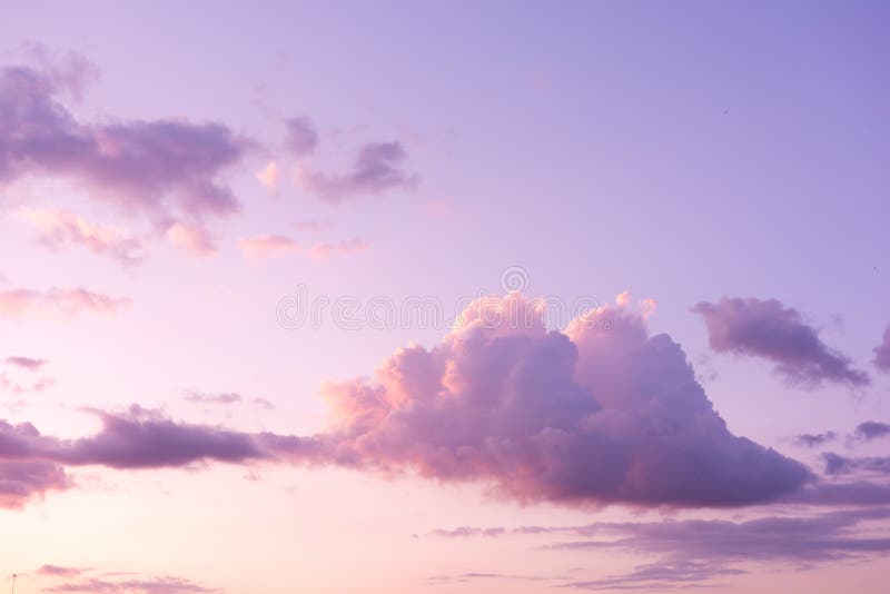 Những đám mây màu tím mềm mại tuyệt đẹp được tái hiện tuyệt vời trong bức ảnh này. Hãy quan sát và hòa mình vào không gian này!