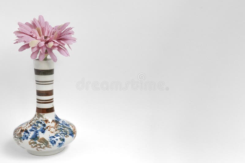 Soft Purple Gerbera σε κομψό βάζο σε ουδέτερο φόντο. στοκ φωτογραφία