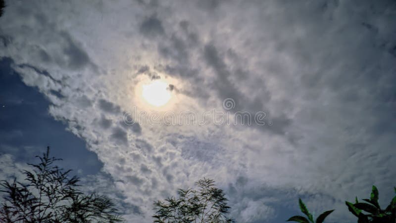 Soft sunlight behind clouds in tropical sky fotografia de stock