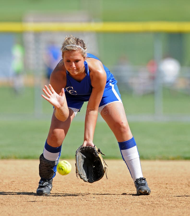 Softball das meninas - colocando um grounder fotografia de stock Softball das meninas - colocando um grounder fotografia de stock