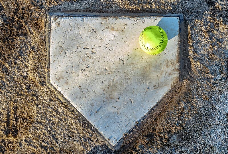 Softball på den hem- plattan arkivbilder Softball på den hem- plattan arkivbilder