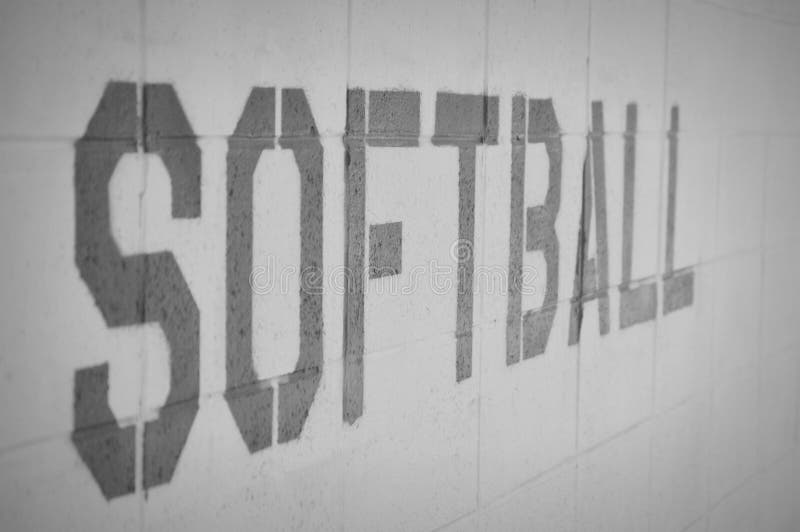 Softball-Wörter auf Backsteinmauer