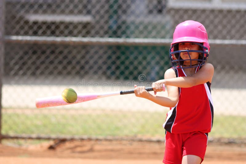 Softball παιχνιδιού κοριτσιών στοκ φωτογραφία με δικαίωμα ελεύθερης χρήσης