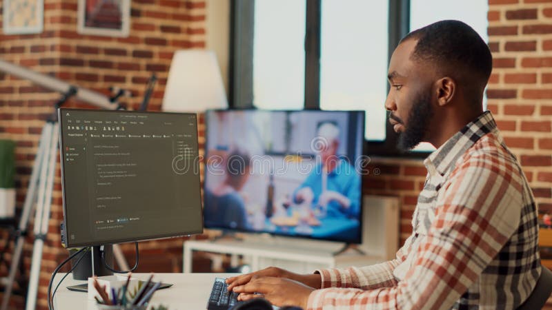 Software developer programming html code on computer software developer programming html code on computer working remote from home στοκ εικόνα με δικαίωμα ελεύθερης χρήσης