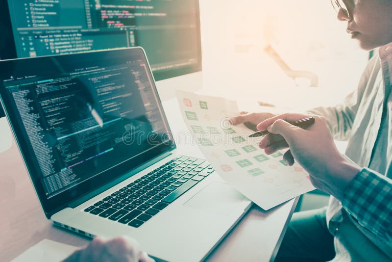 Software di programmazione di progettazione di funzionamento del codificatore di sviluppo di web del computer dello sviluppatore Software di programmazione di progettazione di funzionamento del codificatore di sviluppo di web del computer dello sviluppatore