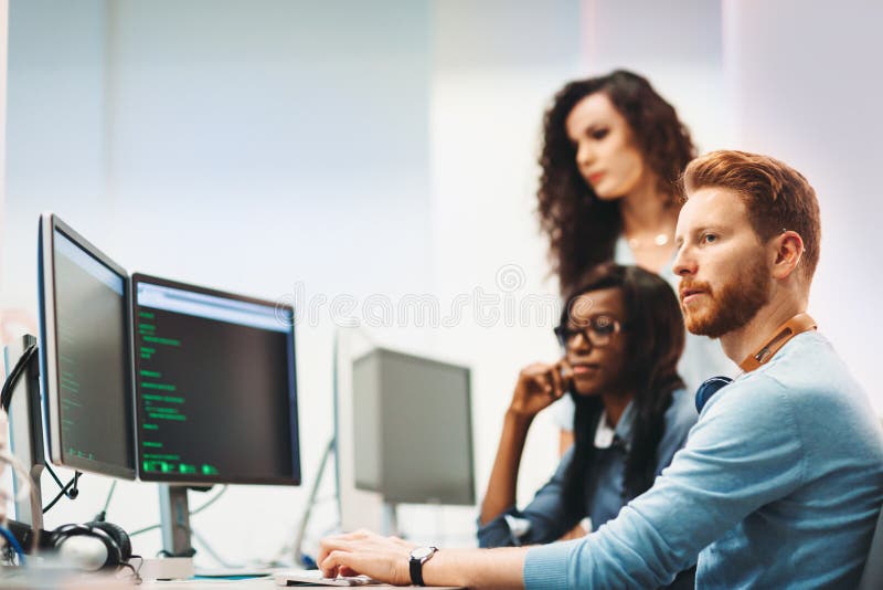 Software Engineers que trabalham no projeto e que programam na empresa foto de stock royalty free Software Engineers que trabalham no projeto e que programam na empresa foto de stock royalty free
