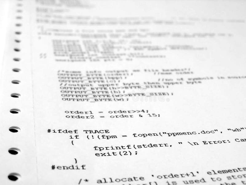 Un foglio di carta con diverse linee di software di codice di un programma in linguaggio C.