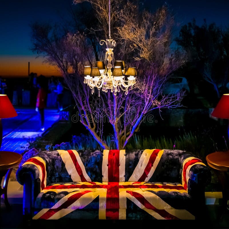 Sofá e candelabro de Jack British Flag da união no evento incorporado exterior fotografia de stock Sofá e candelabro de Jack British Flag da união no evento incorporado exterior fotografia de stock