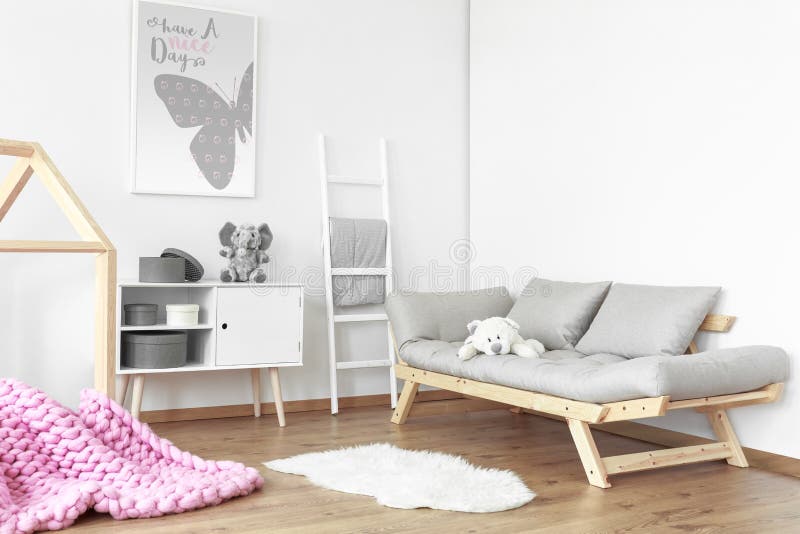 Sofá gris con el oso de peluche foto de archivo libre de regalías Sofá gris con el oso de peluche foto de archivo libre de regalías