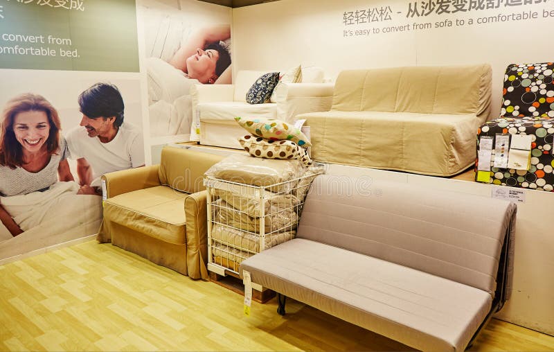 Sofá E Sofá Na Loja De Móveis Moderna, Loja Da Mobília Imagem de Stock