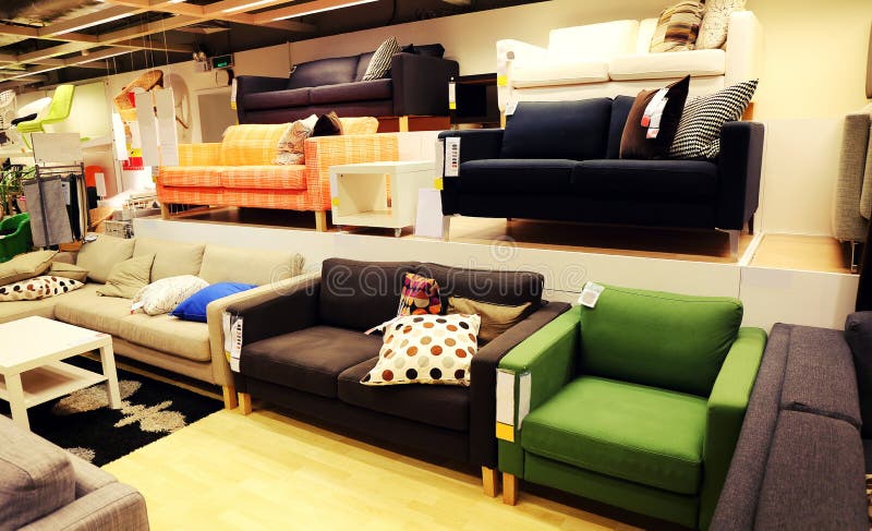 Sofá y sofá en la tienda de muebles moderna, tienda de los muebles