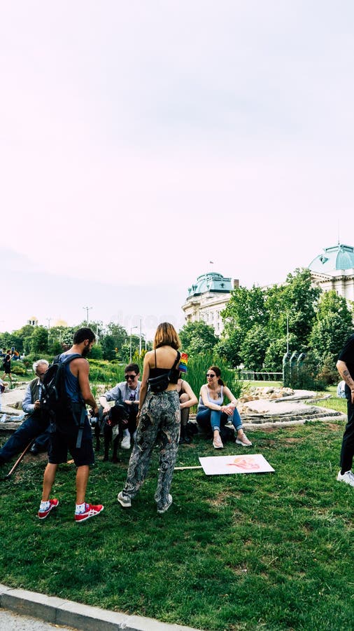 Sofía/Bulgaria - 10 de junio de 2019: Grupo de personas en festival de LGBT en Sofía Reclinación de la gente joven, sentándose en foto de archivo libre de regalías Sofía/Bulgaria - 10 de junio de 2019: Grupo de personas en festival de LGBT en Sofía Reclinación de la gente joven, sentándose en foto de archivo libre de regalías