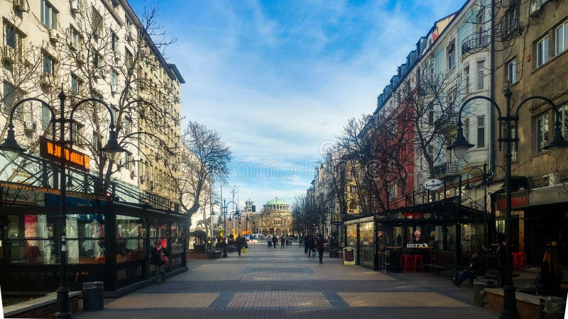 Sofía, Bulgaria - 11 de marzo de 2019: Calle que camina peatonal de Sofía en un día soleado fotos de archivo libres de regalías Sofía, Bulgaria - 11 de marzo de 2019: Calle que camina peatonal de Sofía en un día soleado fotos de archivo libres de regalías