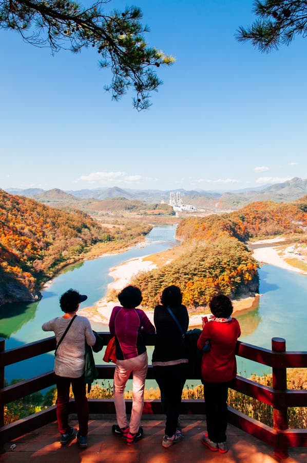 Sogangrivier met de herfst bosgangwon, Zuid-Korea stock foto Sogangrivier met de herfst bosgangwon, Zuid-Korea stock foto