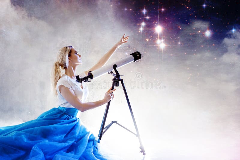 Sogni del futuro, concetto della giovane donna La ragazza cerca ed utilizza un telescopio Cielo stellato dietro le nubi