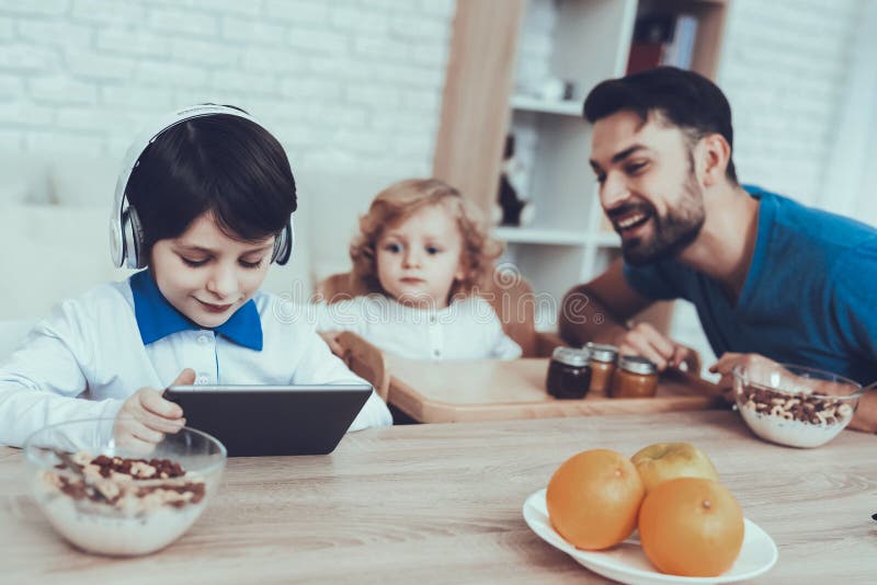 Sogni di estate Arance Bambini sorridenti padre fotografia stock libera da diritti Sogni di estate Arance Bambini sorridenti padre fotografia stock libera da diritti
