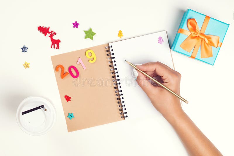2019 sogni di piani di scopi Faccia per fare la lista per il nuovo anno Concetto di Natale Scrivendo in taccuino Penna di tenuta immagine stock libera da diritti 2019 sogni di piani di scopi Faccia per fare la lista per il nuovo anno Concetto di Natale Scrivendo in taccuino Penna di tenuta immagine stock libera da diritti