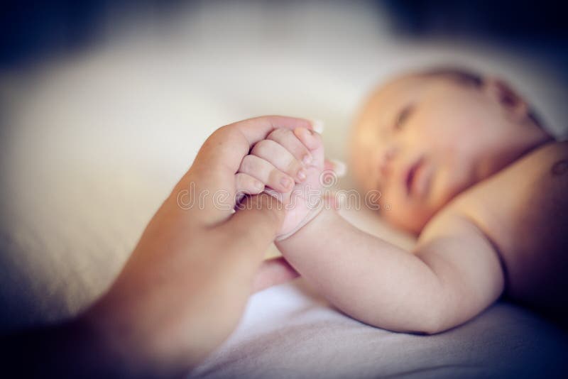 Sogno calmo con la mia mano del ` s della mamma immagini stock