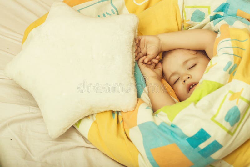 Sogno del ` s dei bambini Piccolo sogno del bambino immagine stock libera da diritti Sogno del ` s dei bambini Piccolo sogno del bambino immagine stock libera da diritti