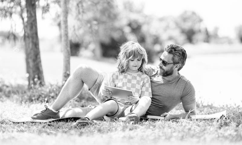 Sohn mit Papa-Bindung im Sommer. Familienausbildung von Papa und Sohn. Papa inspirieren die Bildungsreise seines Sohnes stockbilder