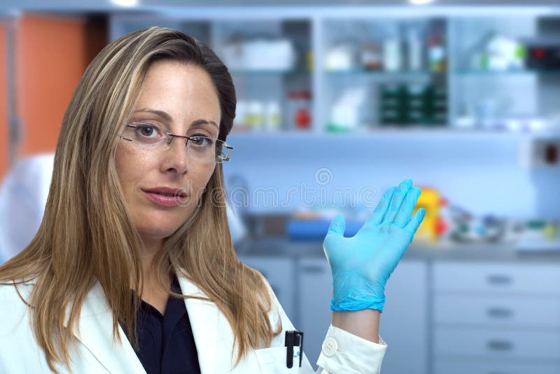 Soignez la femme montrant la consultation médicale de la clinique photos stock Soignez la femme montrant la consultation médicale de la clinique photos stock