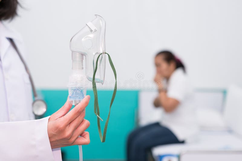 Soignez tenir le masque à oxygène avec le nébuliseur, préparez l'inhalateur pour le patient d'asthme images stock Soignez tenir le masque à oxygène avec le nébuliseur, préparez l'inhalateur pour le patient d'asthme images stock