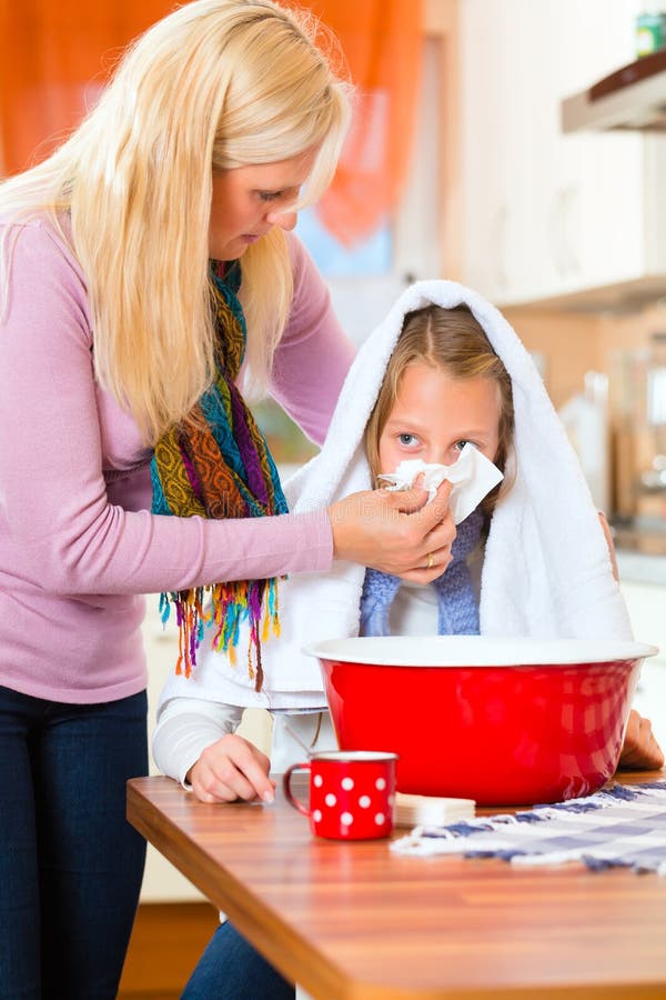 Soin de mère pour l'enfant malade avec le vapeur-bain photo libre de droits Soin de mère pour l'enfant malade avec le vapeur-bain photo libre de droits