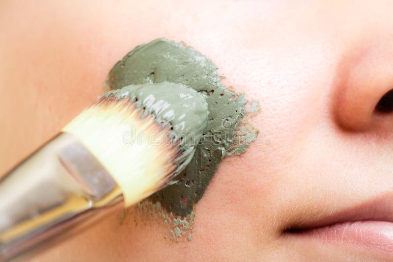Soin de peau Femme appliquant le masque de boue d'argile sur le visage image stock Soin de peau Femme appliquant le masque de boue d'argile sur le visage image stock
