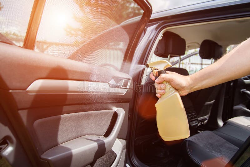 Soin Et Nettoyage De L'intérieur Plastique De La Voiture Avec Un Nettoyant  Et Poli. Espace De Copie Pour Le Texte Image stock - Image du dépose,  contaminants: 289324117