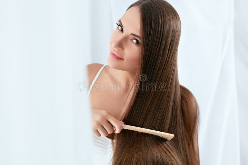 Soins capillaires de beauté Belle femme peignant de longs cheveux naturels