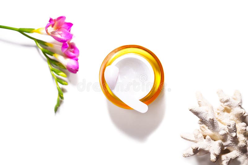 Soins de beauté crème cosmétique sérum, gel ou masque comme produit cosmétique avec fleurs tropicales et corail sur fond blanc, photos libres de droits Soins de beauté crème cosmétique sérum, gel ou masque comme produit cosmétique avec fleurs tropicales et corail sur fond blanc, photos libres de droits