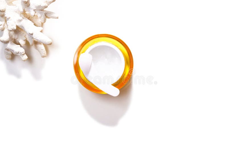 Soins de beauté crème cosmétique sérum, gel ou masque en tant que produit cosmétique avec corail tropical sur fond blanc, isolé photographie stock libre de droits Soins de beauté crème cosmétique sérum, gel ou masque en tant que produit cosmétique avec corail tropical sur fond blanc, isolé photographie stock libre de droits