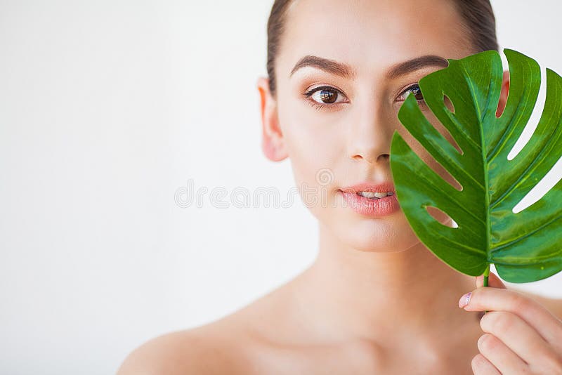 Soins de la peau Beau portrait de femme sur le fond blanc avec le clea photo stock Soins de la peau Beau portrait de femme sur le fond blanc avec le clea photo stock