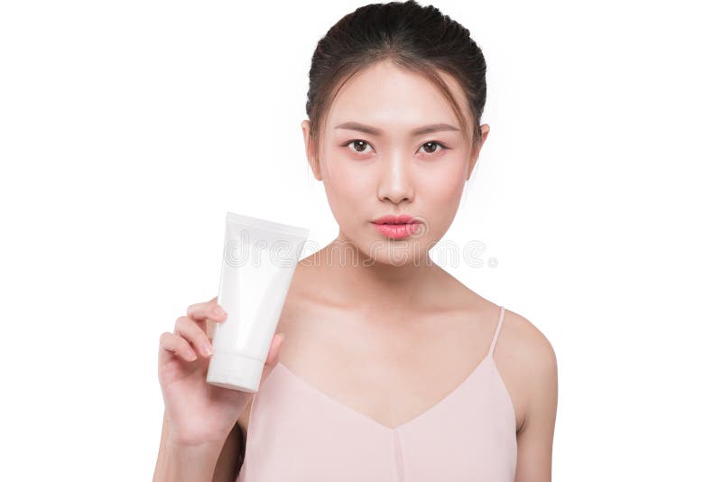 Soins de la peau Concept de beauté Femme assez asiatique de jeunes tenant le cosme photo libre de droits Soins de la peau Concept de beauté Femme assez asiatique de jeunes tenant le cosme photo libre de droits