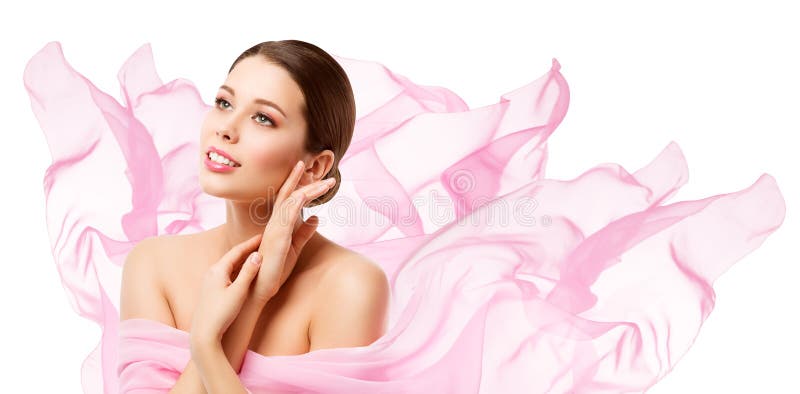 Soins de la peau de maquillage de beauté, femme touchant le visage à la main, jeune fille dans le rose images stock