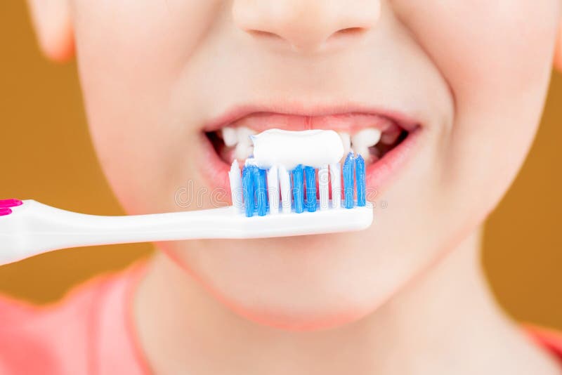 Soins De Santé Hygiène Dentaire. Enfant Joyeuse Montre Brosses à Dents.  Petit Garçon Nettoyant Dents. Hygiène Dentaire. Petit Heur Image stock -  Image du main, balai: 223830267