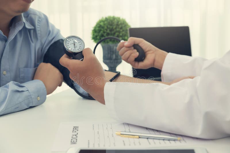 Soins de sant? et concept m?dical, docteur v?rifiant l'impulsion de la patience photographie stock libre de droits Soins de sant? et concept m?dical, docteur v?rifiant l'impulsion de la patience photographie stock libre de droits