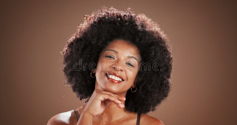 Soins du visage et femme africaine heureuse avec éclat en studio beauté et dermatologie. Sourire portrait et modèle avec banque de vidéos