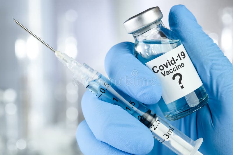 Soins possibles avec une main dans des gants médicaux bleus contenant du coronavirus, du virus Covid 19, fiole vaccinale photo stock