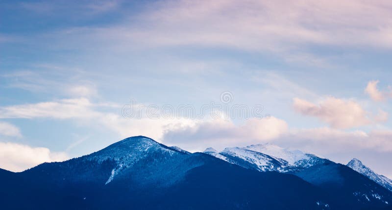 Soirée nuageuse en montagnes Ryla, la Bulgarie février images stock Soirée nuageuse en montagnes Ryla, la Bulgarie février images stock