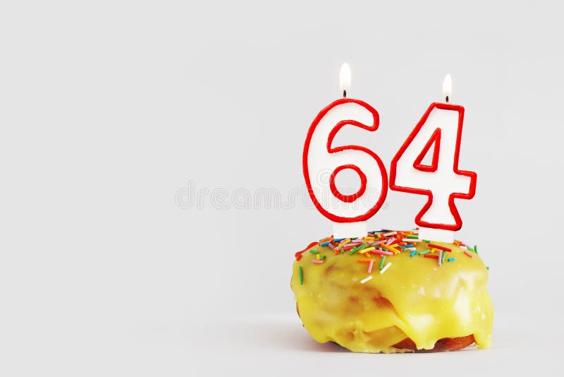 Soixante Quatre Ans D Anniversaire Petit Gateau D Anniversaire Avec Les Bougies Brulantes Blanches Avec La Frontiere Rouge Sous F Image Stock Image Du Personne Felicitez Soixante Quatre Ans D Anniversaire Petit Gateau D Anniversaire Avec Les Bougies Brulantes Blanches Avec La Frontiere Rouge Sous F Image Stock Image Du Personne Felicitez