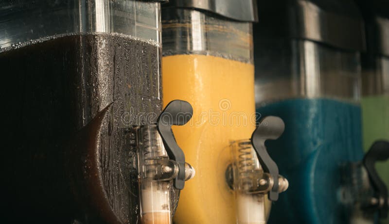 Sok w zbiornikach w asortymencie Zazębiony sok i napoje w kawiarni Detox dieting i dieta Owoc i witaminy zdjęcia stock Sok w zbiornikach w asortymencie Zazębiony sok i napoje w kawiarni Detox dieting i dieta Owoc i witaminy zdjęcia stock