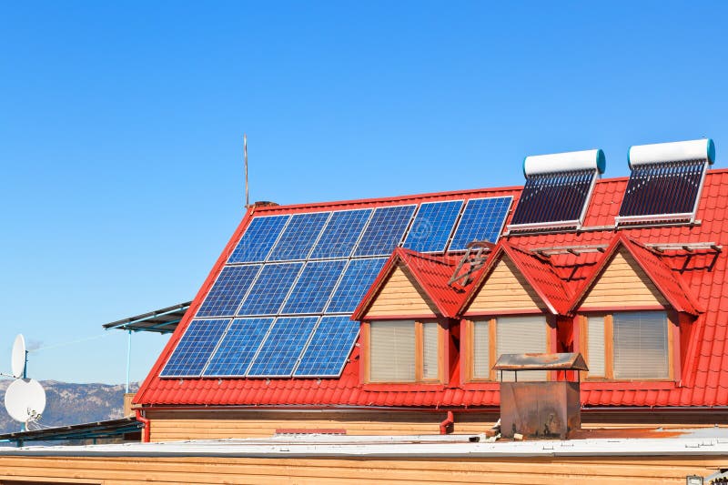 Sol- batterier och värmeapparater på hustaket royaltyfri fotografi Sol- batterier och värmeapparater på hustaket royaltyfri fotografi