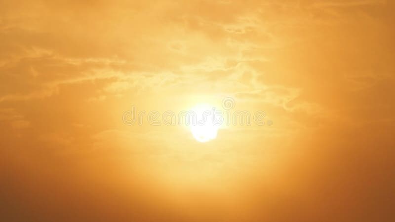 Sol bonito do borrão e céu alaranjado Nascer do sol do por do sol no fundo Céu alaranjado abstrato Céu dourado dramático no fundo foto de stock Sol bonito do borrão e céu alaranjado Nascer do sol do por do sol no fundo Céu alaranjado abstrato Céu dourado dramático no fundo foto de stock
