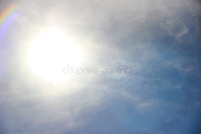 sol brilhante no céu nas penas das nuvens luz solar direta e céu azul com nuvens de Cirrus