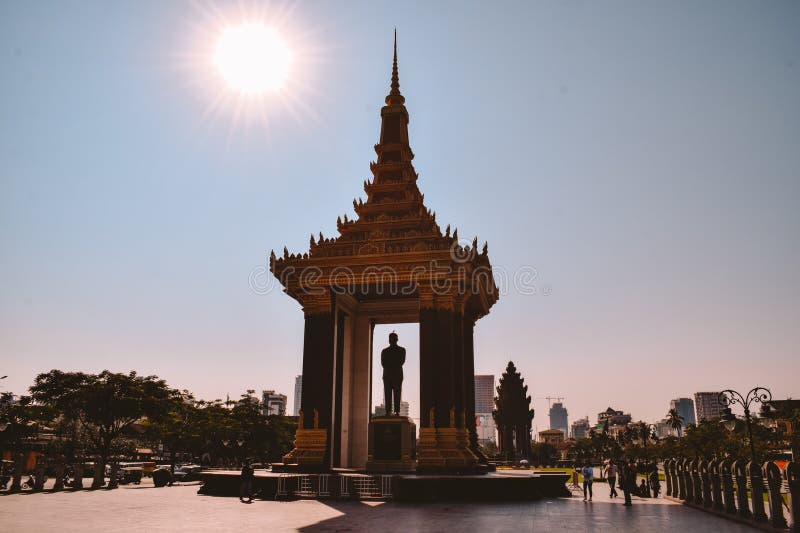 Sol brillando sobre el monumento a la independencia en phnom penh cambodia