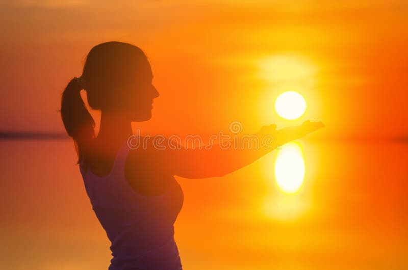 Sol de apreciação modelo fêmea bonito do por do sol e do toque no beira-mar A água calma do lago de sal Elton reflete a silhueta fotografia de stock Sol de apreciação modelo fêmea bonito do por do sol e do toque no beira-mar A água calma do lago de sal Elton reflete a silhueta fotografia de stock