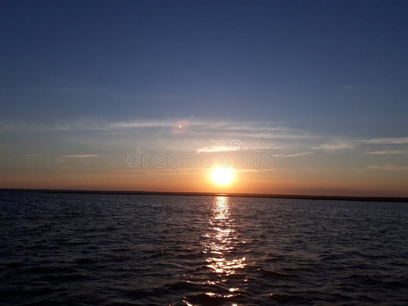 Sol de buenas noches foto de archivo. Imagen de orilla - 231436318 Sol de buenas noches foto de archivo. Imagen de orilla - 231436318