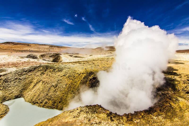 Sol de Mañana Geyser Γύρος Uyuni γύρω από τις λίμνες και τα ηφαίστεια των βολιβιανών Άνδεων ένα καταπληκτικό ταξίδι στοκ φωτογραφία με δικαίωμα ελεύθερης χρήσης Sol de Mañana Geyser Γύρος Uyuni γύρω από τις λίμνες και τα ηφαίστεια των βολιβιανών Άνδεων ένα καταπληκτικό ταξίδι στοκ φωτογραφία με δικαίωμα ελεύθερης χρήσης