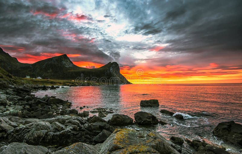 Sol de medianoche en Lofoten fotografía de archivo libre de regalías Sol de medianoche en Lofoten fotografía de archivo libre de regalías